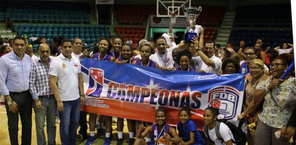 Jugadoras, entrenadores, directivos y fanáticos de las Murallas de San Lázaro posan con el trofeo de campeón del tercer torneo de la Liga Nacional de Baloncesto Femenino.