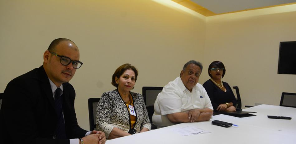Encuentro. Rocío de Prato, directora del ICD; César Caracas, director de Educación Continuada, de Unapec, y otros directivos.