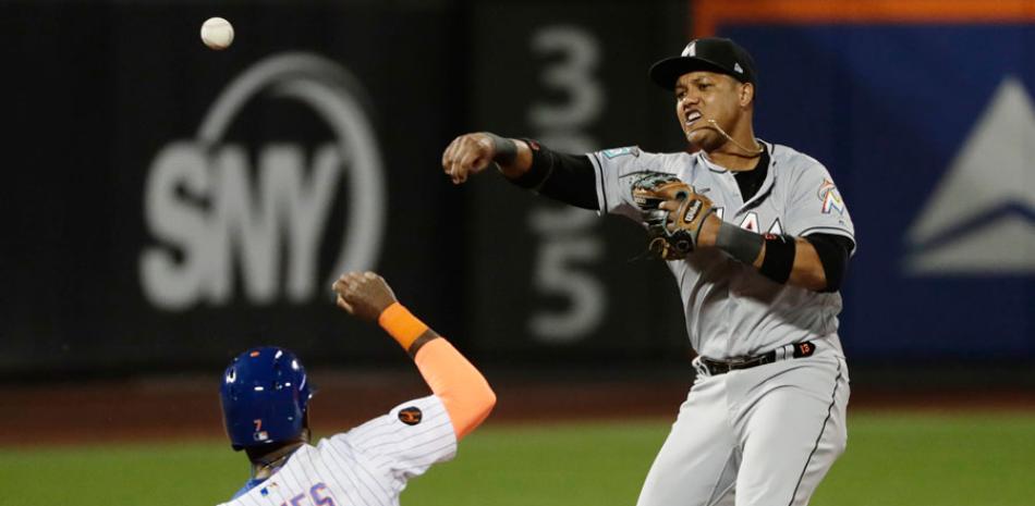 Starlin Castro, de los Marlins, fuerza a José Reyes, de los Mets, en la segunda base durante acción del partido de anoche en el béisbol de las Grandes Ligas.