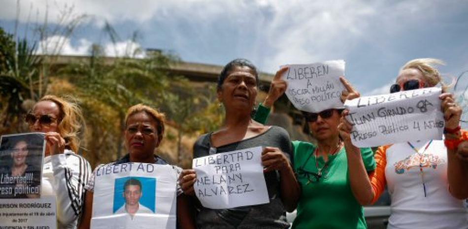 Familiares de detenidos políticos protestan hoy en el exterior de la sede del Servicio Bolivariano de Inteligencia Nacional (SEBIN) en Caracas.