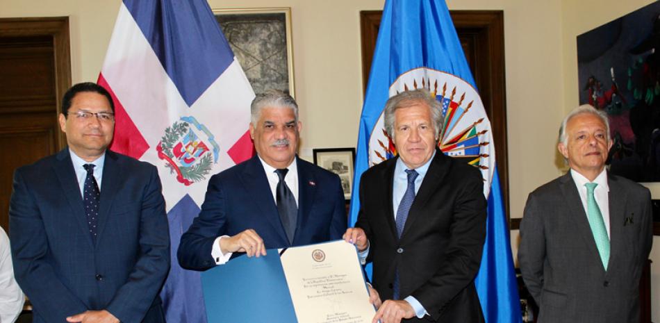 Personalidades. El canciller Miguel Vargas recibe reconocimiento al merengue de manos de Luis Almagro, secretario general OEA. En los extremos, Gedeón Santos y Andrés González.