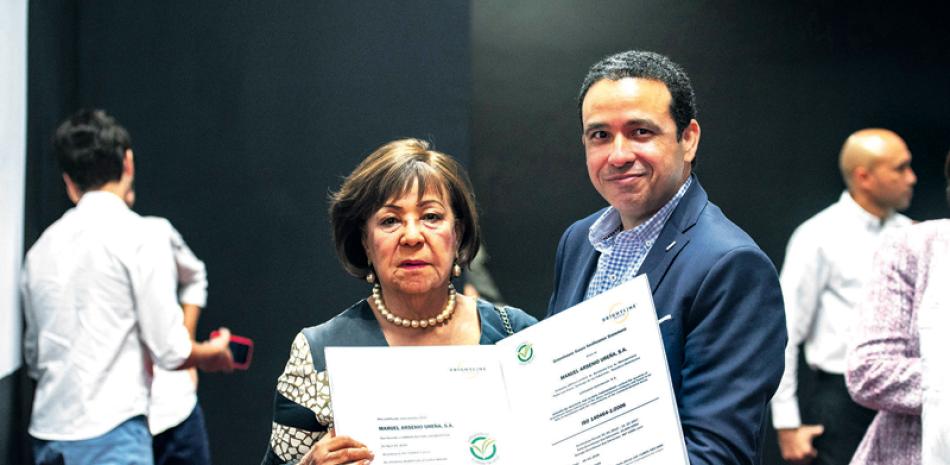 Entrega. Camelia Rodríguez, viuda Ureña, y Juan Manuel Ureña reciben el certificado.