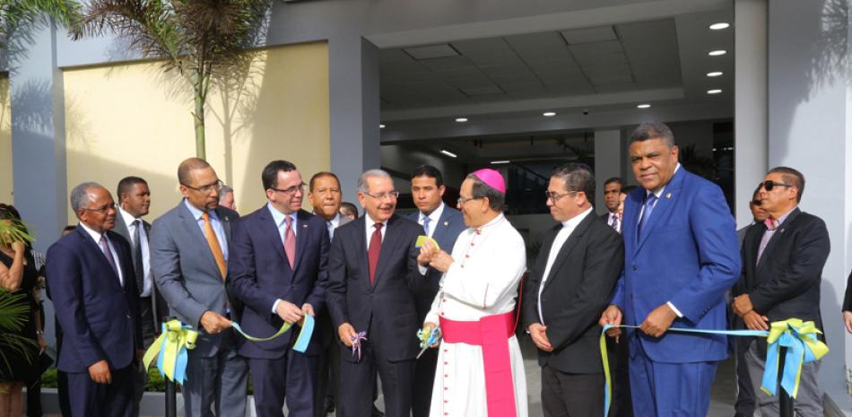 Educación. El presidente Danilo Medina dejó ayer inaugurado el nuevo edificio de tres niveles en la Universidad Católica del Este.