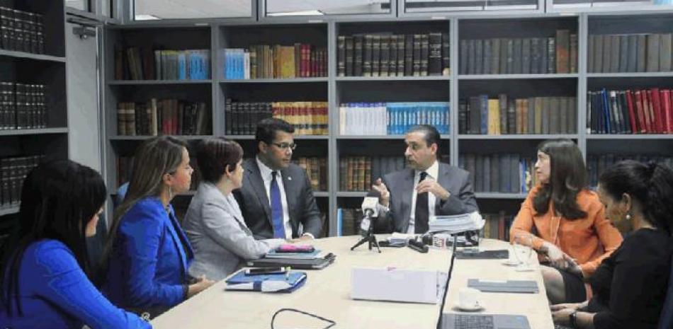 Acuerdo. El alcalde David Collado entregó al vicepresidente de Finjus, Servio Tulio Castaños Guzmán, el reporte de la gestión financiera de la Alcaldía del Distrito Nacional.
