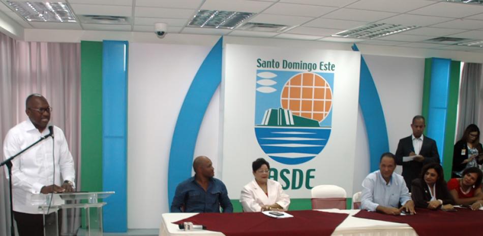 El alcalde de Santo Domingo Este, Alfredo Martínez, encabezó el acto de entrega de las obras.