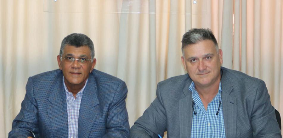 Rafael Villalona, presidente de Fedogolf, y Michale Espino, CEO de Vpar, al momento de firmar el pacto.