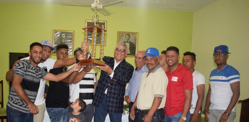 El senador Pedro Alegría sostiene junto a algunos jugadores el trofeo del equipo campeón de Sabana Larga, el cual patrocinó. Figura el alcalde Juan Antonio Castillo.