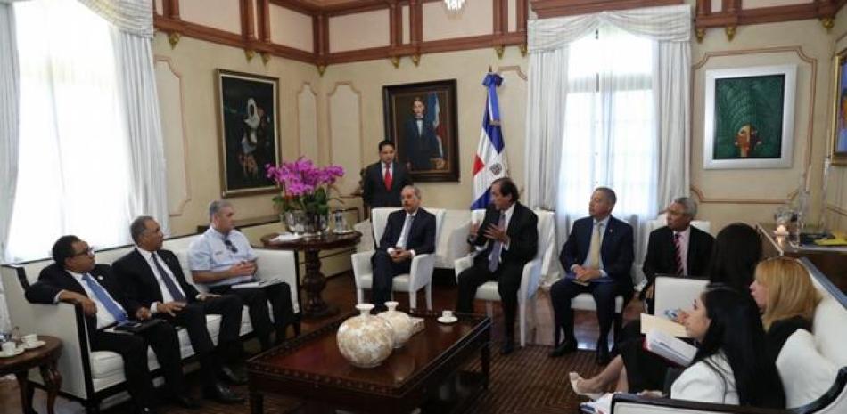 Reunión. El presidente Danilo Medina junto a funcionarios durante la reunión con desarrolladores del proyecto Ciudad Juan Bosch.