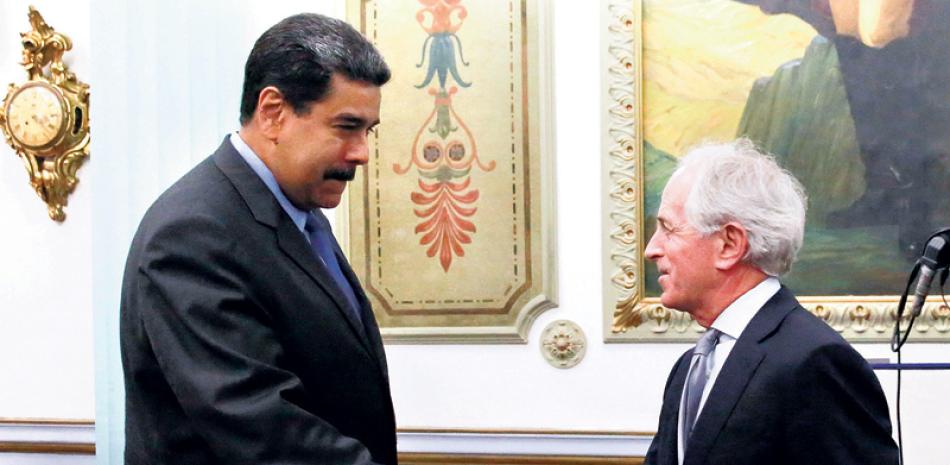 Saludo. El presidente venezolano, Nicolás Maduro saluda al presidente del Comité de Relaciones Exteriores del Senado de EE.UU., senador estadounidense Bob Corker, ayer en Caracas.