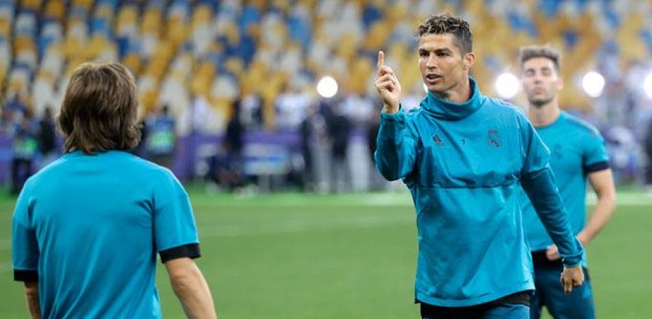 Cristiano Ronaldo conversa con un compañero durante las prácticas del Real Madrid.