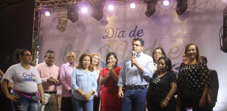 Distinción. Alcalde David Collado se dirige a cientos de madres ayer en el Centro Olímpico Juan Pablo Duarte, donde el ejecutivo les rindió un emotivo homenaje y destacó sus sacrificios y cualidades humanas.