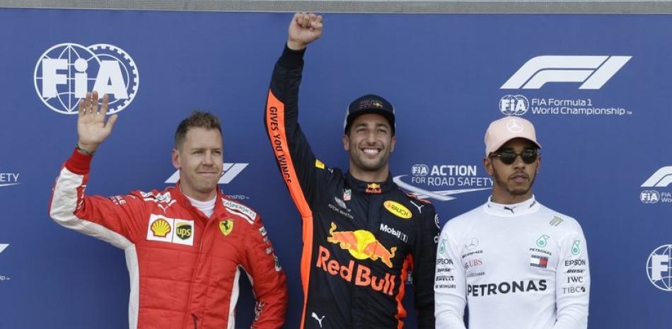 Un sonriente Daniel Ricciardo junto a los estelares Sebastian Vettel, que clasificó segundo y Lewis Hamilton, tercero.