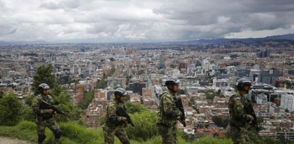 Soldados patrullan las afueras de Bogotá, Colombia, como parte de la seguridad preelectoral.