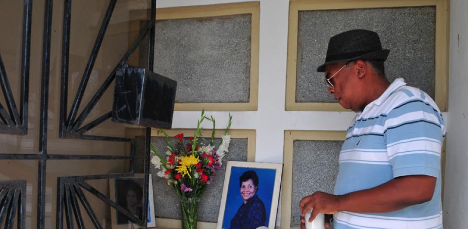 Tradición. Juan Andújar fue ayer a limpiar la tumba de su madre, labor que hace todos los meses.