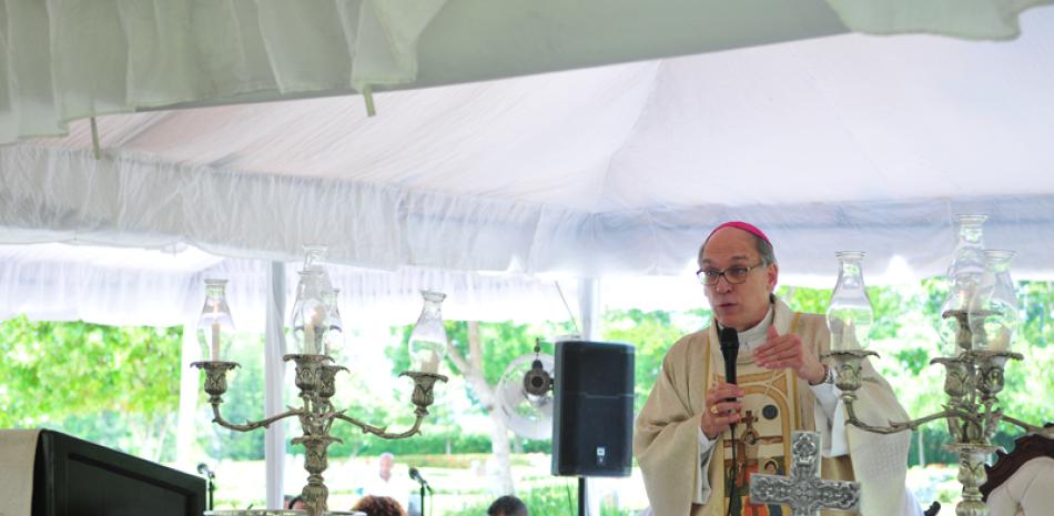 Conmemoración. Monseñor Víctor Masalles ofició una misa por el Día de las Madres en el Parque Cementerio Puerta del Cielo.