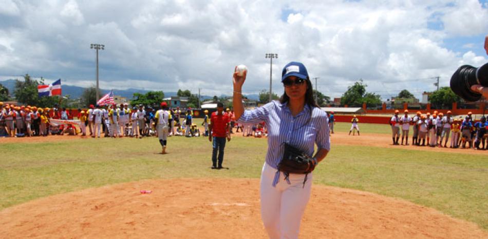 Lucy Villa realiza el lanzamiento de la primera bola para dejar formalmente inaugurado el torneo de la Liga Benito Mendoza