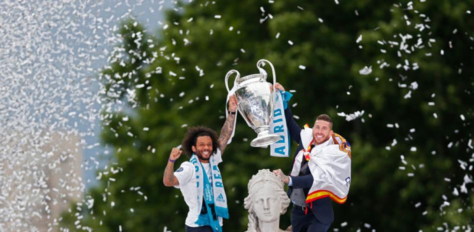 Júbilo. Marcelo y Sergio Ramos levantan la tercera “Orejona” seguida que conquista el Real Madrid en la Liga de Campeones