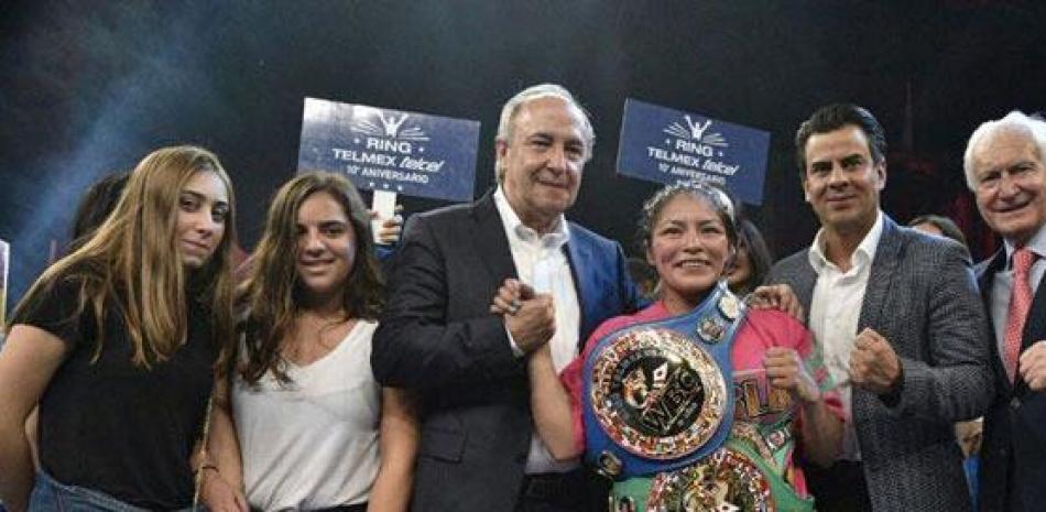 Ibet Zamora exhibe sus fajas que la acredita como tri campeona femenino de boxeo.