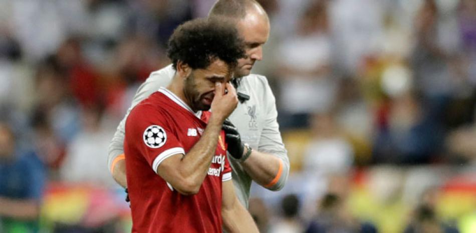 Mohamed Salah al momento de abandonar lloroso el estadio en el minuto 29 del partido entre el Liverpool y Real Madrid el sábado.