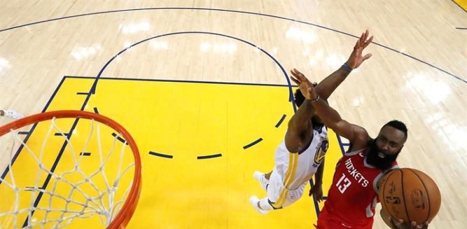James Harden encabezó a los Rockets con 32 puntos, pero no pudo evitar la derrota ante los Warriors de Golden State.