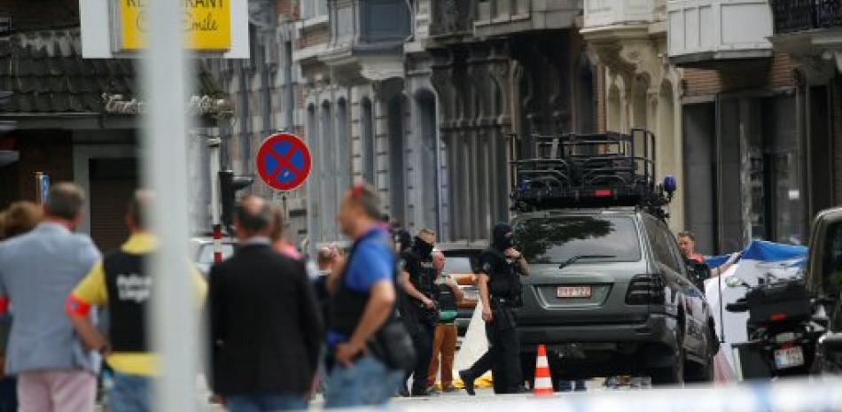 Agentes de policía belga investigan el lugar de un tiroteo en Lieja, Bélgica. Un hombre mató hoy a dos agentes de policía y a un pasajero de un coche en la ciudad belga de Lieja, durante un tiroteo ocurrido hoy, que la Fiscalía Federal investiga como un presunto caso de terrorismo. EFE/JULIEN WARNAND