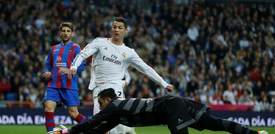 Keylor Navas ataja la pelota frente a Cristiano Ronaldo
