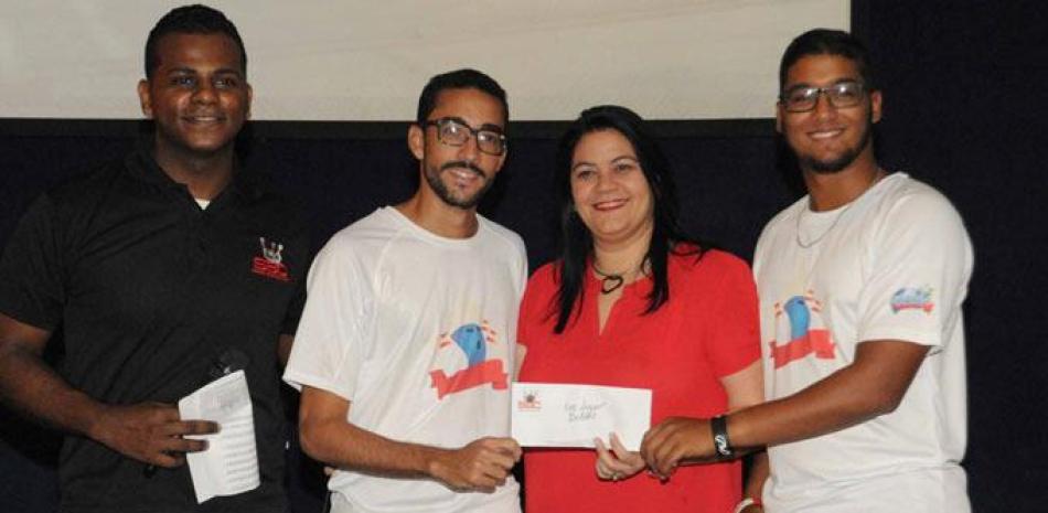 Miguel Vásquez y Rafael Pérez, reciben los premios de Yamile Fatule y Junior Luna, durante la premiación a los atletas y equipos más destacados