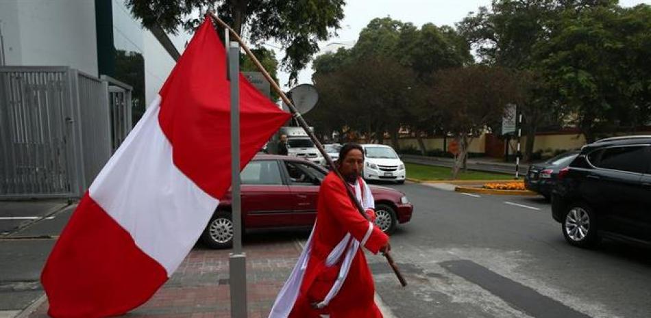 Fotografía del 28 de mayo de 2018, que muestra a David Chauca, conocido como 'El Israelita', un hincha peruano muy conocido de la selección peruana de fútbol, a su salida del hotel Swissotel, donde se concentraban los jugadores del equipo, en Lima (Perú).