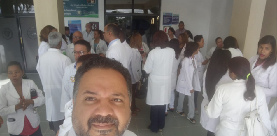Casos. Médicos protestan por la cancelación de un colega en el Hospital Francisco Moscoso Puello.