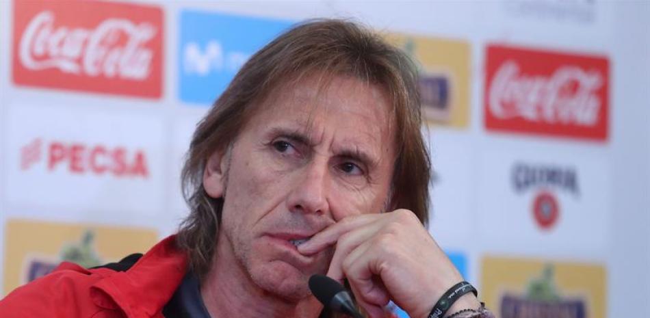 El entrenador de la selección peruana de fútbol, el argentino Ricardo Gareca, ofrece una conferencia de prensa, el domingo 27 de mayo de 2018, en Lima (Perú).