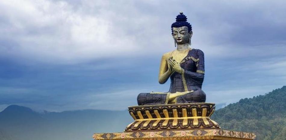 La estatua se construyó en 2006 para marcar el 2,550 aniversario del nacimiento de Gautama Buddha.