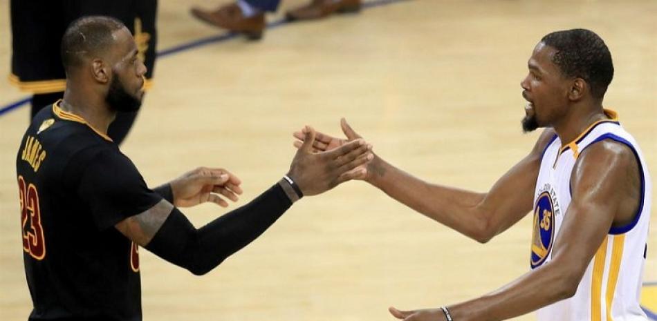 LeBron James, de Cleveland, y Kevin Durant, de Golden State, se volverán a encontrar en las finales de la NBA.