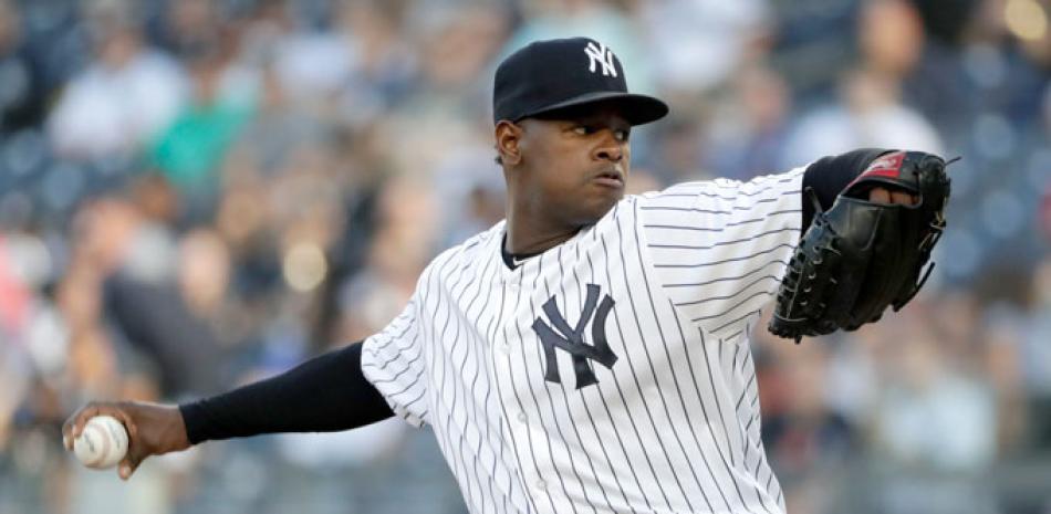 Luis Severino, de los Yankees, realiza un lanzamiento al plato en el partido de anoche frente a los Astros de Houston.