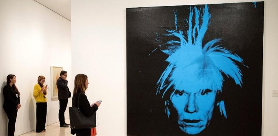 Visitantes observan las obras de 'Warhol. El arte mecánico', que ya ha pasado por Barcelona y Madrid, donde ha recibido casi medio millón de visitas. EFE