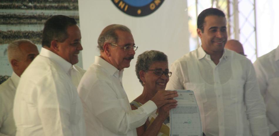 Momento en que el presidente Danilo Medina hace entrega de los títulos de propiedad a productores agropecuarios de Palmar de Ocoa, en Azua.