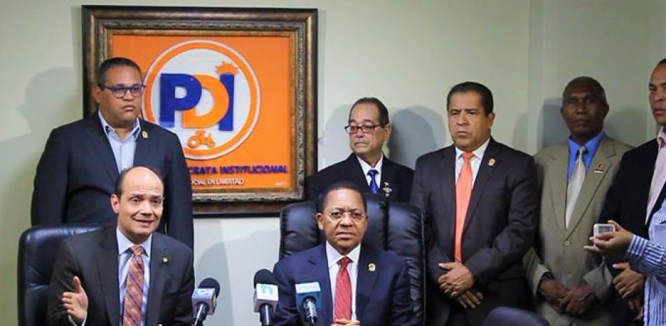 Dirigentes. El candidato presidencial del PDI, Ramfis Domínguez Trujillo, junto a otros dirigentes de esa organización, entre ellos Ismael Reyes Cruz y Rafael Percival Peña.