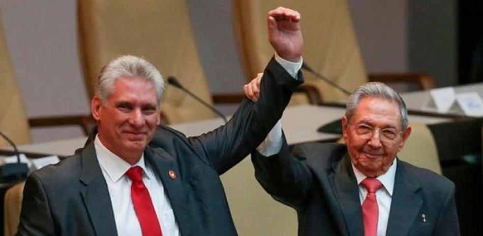 El actual mandatario Miguel Díaz-Canel y Expresidente Raúl Castro./Foto de archivo.