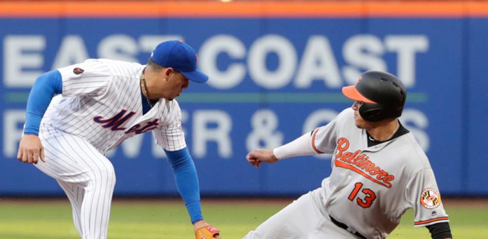 Manny Machado, de Baltimore, se estafa la segunda base mientras Asdrubal Cabrera, de los Mets, trata de ponerlo out en acción del juego de anoche en las Grandes Ligas.