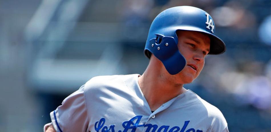 Joc Pederson, de los Dodgers, recorre las bases luego de conectar uno de los dos jonrones que conectó ayer frente a los Piratas.