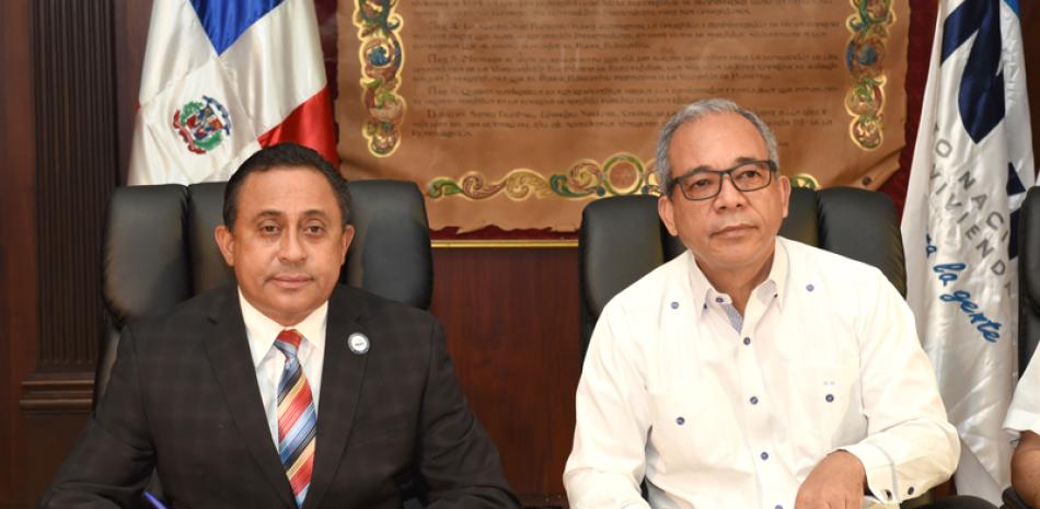 Firma del acuerdo. Mayobanex Escoto y Rubén Jiménez Bichara