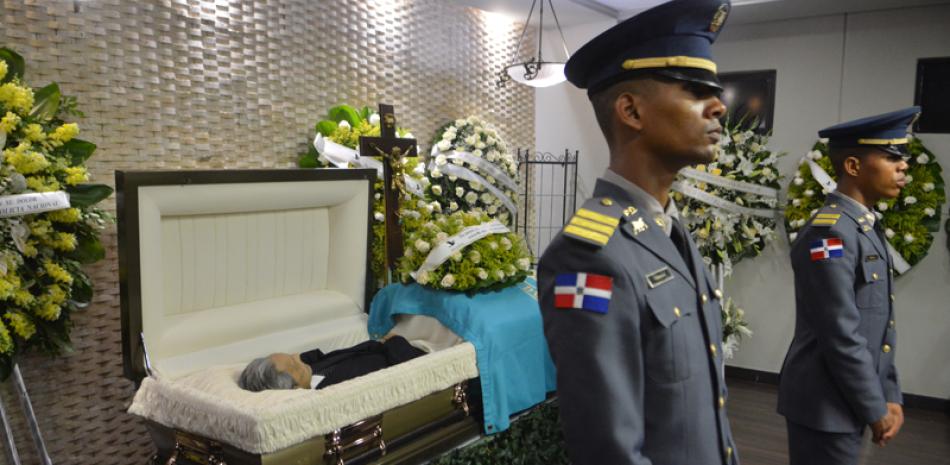 Honras. El féretro con los restos de Buenaventura Bueno Torres tuvo una guardia de honor hecha por miembros de la Policía Nacional.