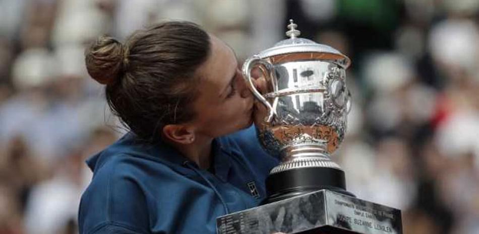 Simona halep besa la copa de campeona que le fue entregada tras conquistar el Roland Garros en Francia