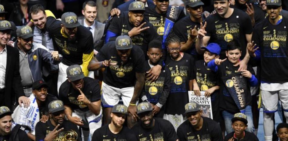 Varios jugadores junto a sus hijos y directivos de los Warriors de Golden State, luego de conquistar otra corona en la NBA.
