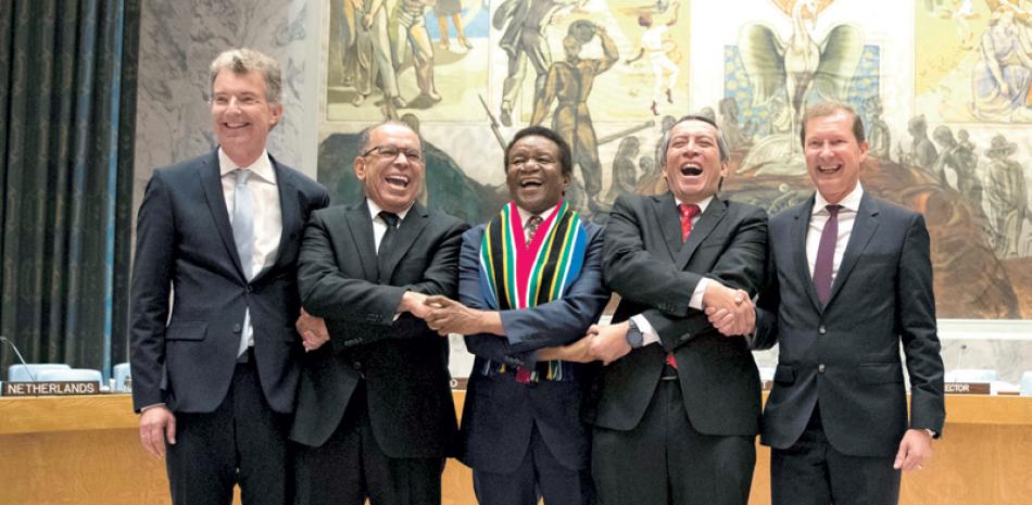 Desde la izquierda, los embajadores ante la ONU Christoph Heusgen de Alemania, Francisco Antonio Cortorreal de República Dominicana, Jerry Matthews Matjila de Sudáfrica, Dian Triansyah Djani de Indonesia y Marc Pecsteen de Bustswerve de Bélgica, posan en el Consejo de Seguridad.