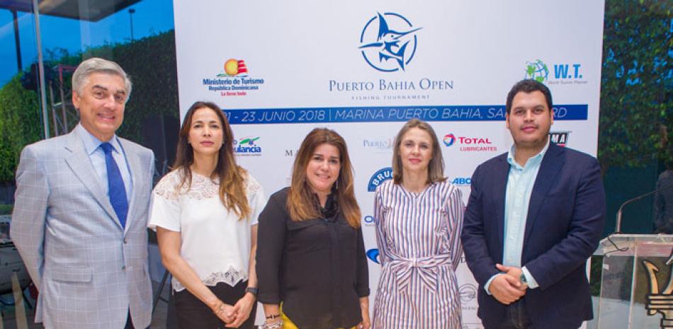 Los señores Juan Bancalari, Diana Ramos, Alma Taveras, Clara Reid de Frankenberg y José Enríquez Núñez, en un aparte del encuentro donde se ofrecieron detalles del torneo de pesca Puerto Bahía Open 2018.