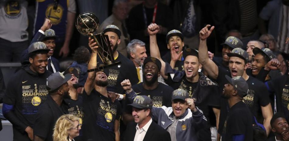 Integrantes del equipo campeón de Golden State exhiben el trofeo de campeón y disfrutan su gran momeneto