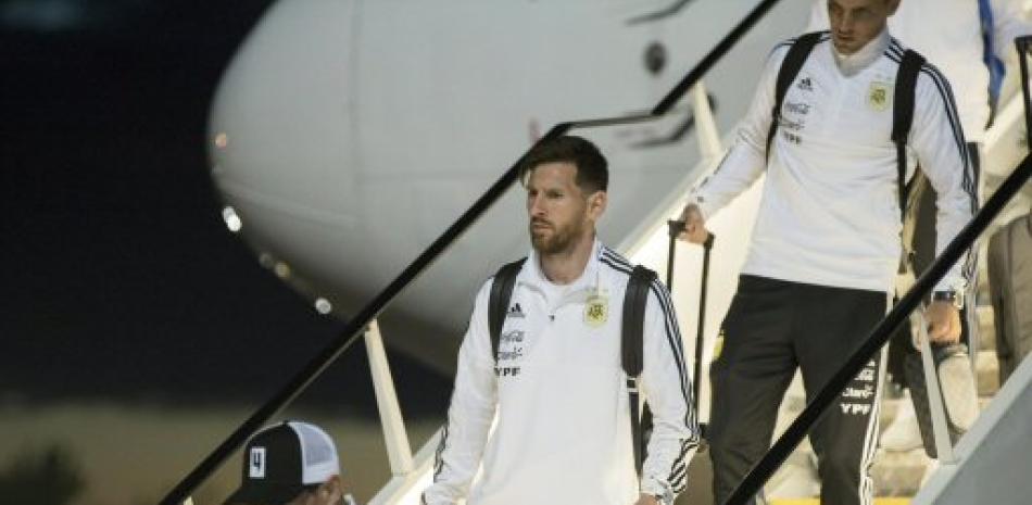 Lionel Messi y varios jugadores de Argentina al momento de descender nlas escalinatas del avión tras llegar a Rusia.