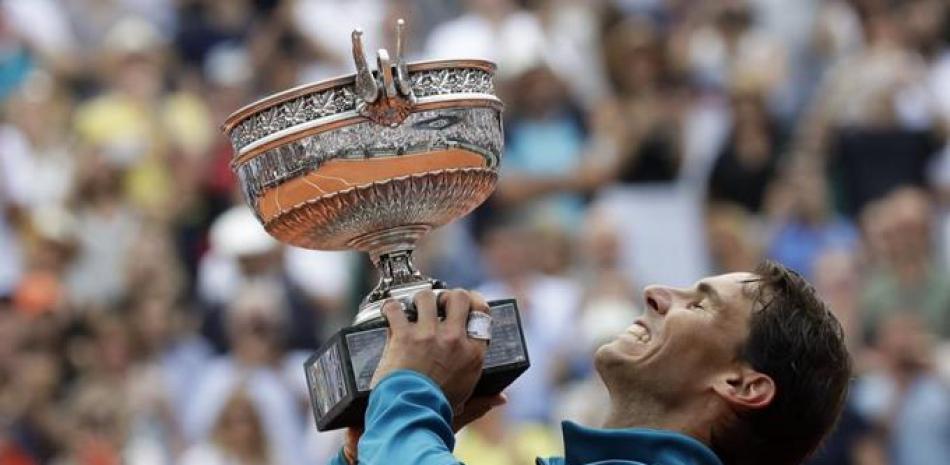 Rafael nadal levanta una nueva copa conquistada en Roland Garros, la número 11 en este grand slam
