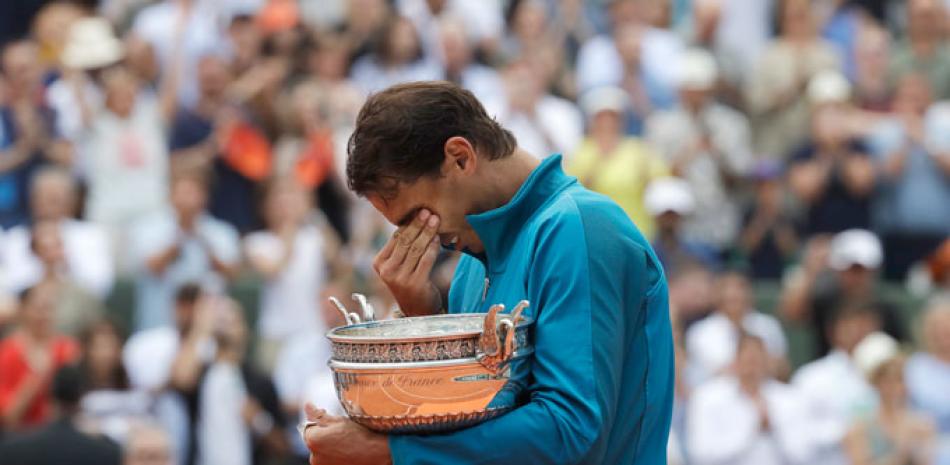 Rafael Nadal llora de emoción mientras sostiene en sus manos la copa que lo acredita como el ganador del Roland Garros.