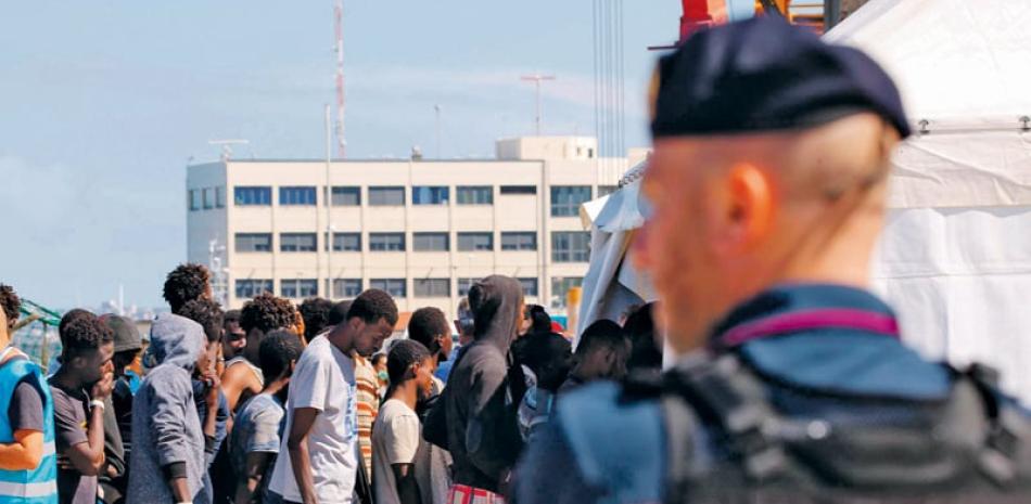 Promesa. Inmigrantes hacen filas para desembarcar en el puerto Reggio Calabria, al sur de Italia, el sábado pasado. La ONG SOS Mediterranée rescató a varios inmigrantes luego de que su embarcación se hundiera.